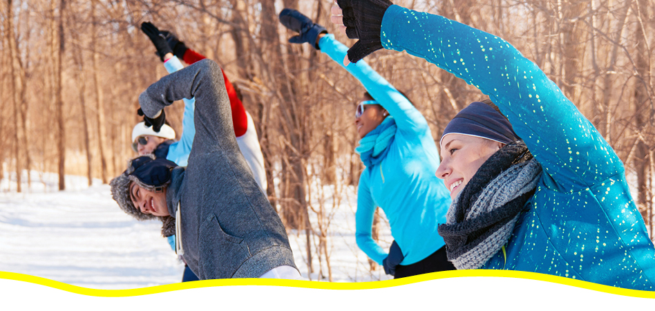 Group of people exercising outside during the winter to boost mental well-being. Groupe de personnes faisant de l'exercice à l'extérieur, en hiver, pour améliorer le bien-être mental.