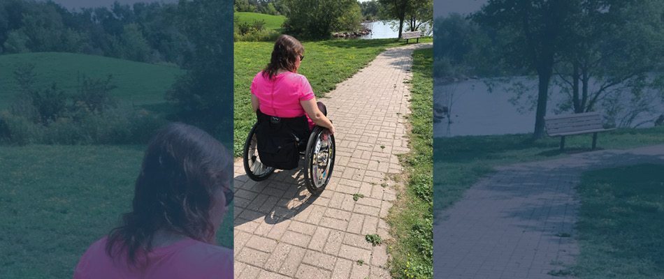 Une femme en fauteuil roulant sur un tronçon d’un sentier à Sault Ste. Marie où des briques sont utilisées afin de créer une surface ferme et stable. 