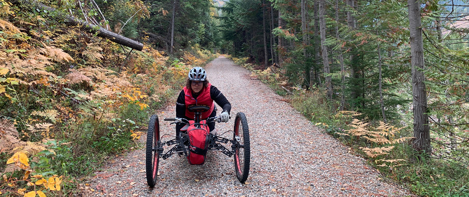 Un adulte sur les sentiers de vélo de montagne adaptés dans le parc régional de Morning Mountain, en Colombie-Britannique