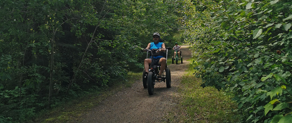 Adults on accessible bikes sur un sentier à Falcon (Whiteshell, Manitoba)