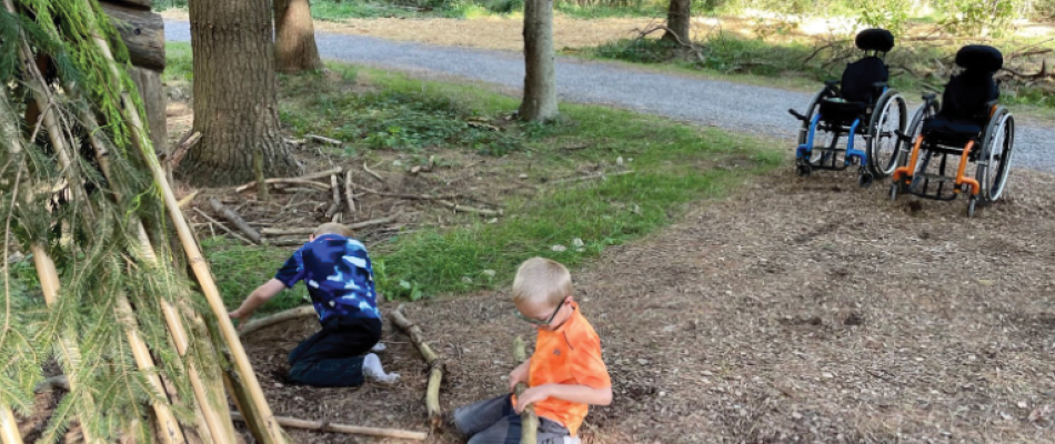 Deux enfants s’amusent au sol à la Design Zone au Autism Nature Trail du Letchworth State Park, à New York.