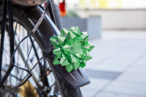 Une roue sur un vélo avec un ruban vert, le vélo est un exemple d'activités écoresponsables.