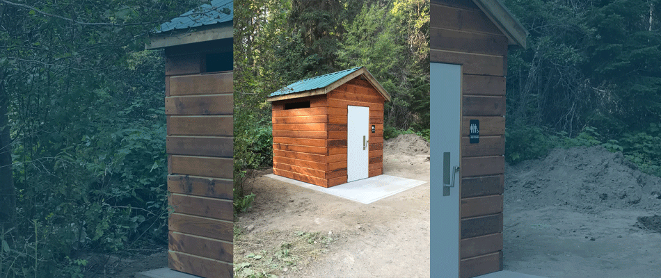 Une toilette extérieure accessible sur le Sentier Pidherny dispose d'une entrée de plain-pied.  