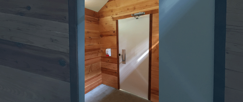 L’intérieur toilette extérieure accessible a été installée avec une manette à volant avec un pêne dormant distinct.