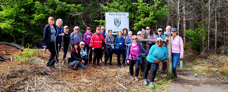Group photo on the Dobson hiking trail | Photo de groupe sur le sentier de randonnée Dobson