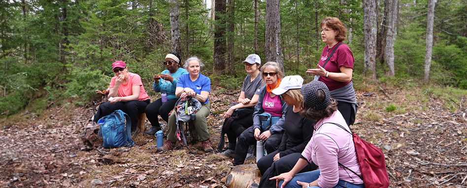 Donna Glenen-Cruickshank and other women of the Women of the Wilderness group. | Donna Glenen-Cruickshank et d'autres femmes du groupe Women of the Wilderness. 