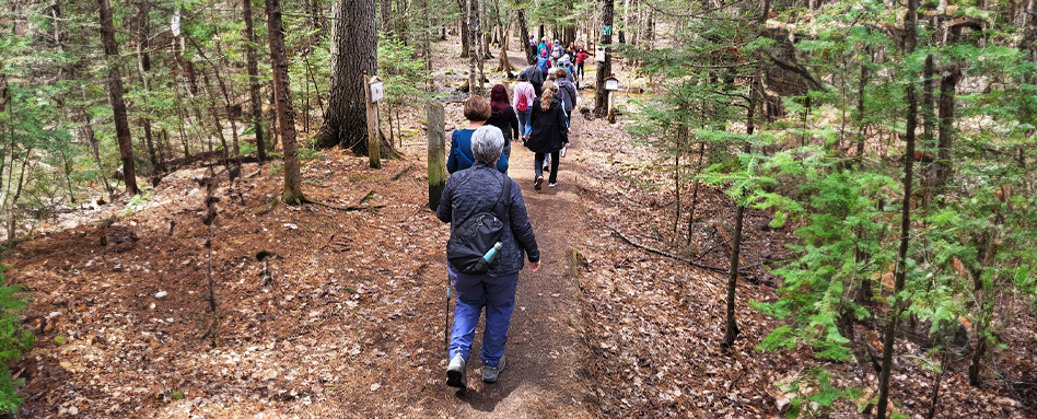 Women of the Wilderness hiking the Dobson trail | Femmes de la nature parcourant le sentier Dobson