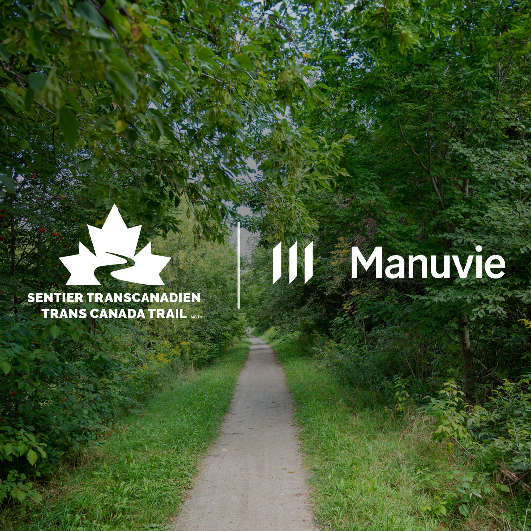 Logo de Manuvie et panneau du Sentier Transcanadien sur fond de sentier panoramique.