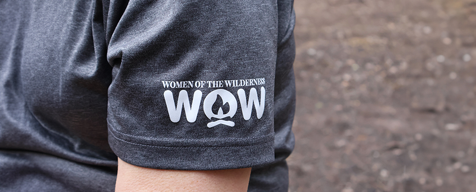 Close up of someones shirt that says "Women of the Wilderness WOW" | Gros plan sur la chemise de quelqu'un qui dit "Women of the Wilderness WOW"