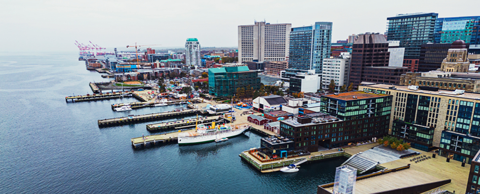 City skyline with harbor and dock in Halifax. | Toits de la ville avec port et quai à Halifax. 