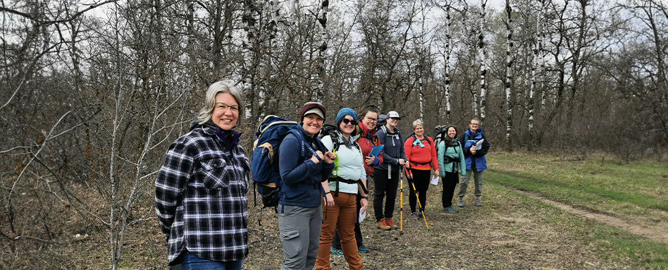 Backcountry Women gathered in the woods, standing together. | Backcountry Women rassemblées dans les bois, debout ensemble.