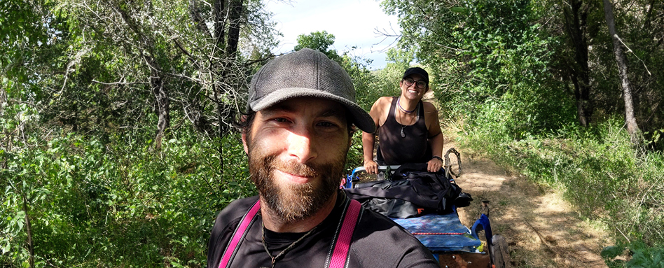 Ben Pinch and a friend strolling on a dirt road. Ben Pinch et un ami se promenant sur un chemin de terre.