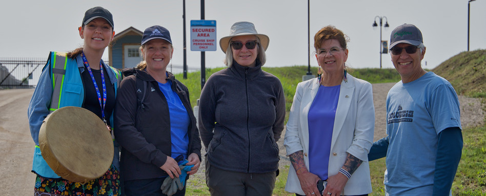 ON - Waterfront Trail Thunder Bay | Sentier Transcanadien people posing for a photo infront of a trail sign