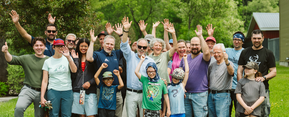 QC - La Montagnarde Eastman | Sentier Transcanadien people waving at a camera posing for a photo in a field