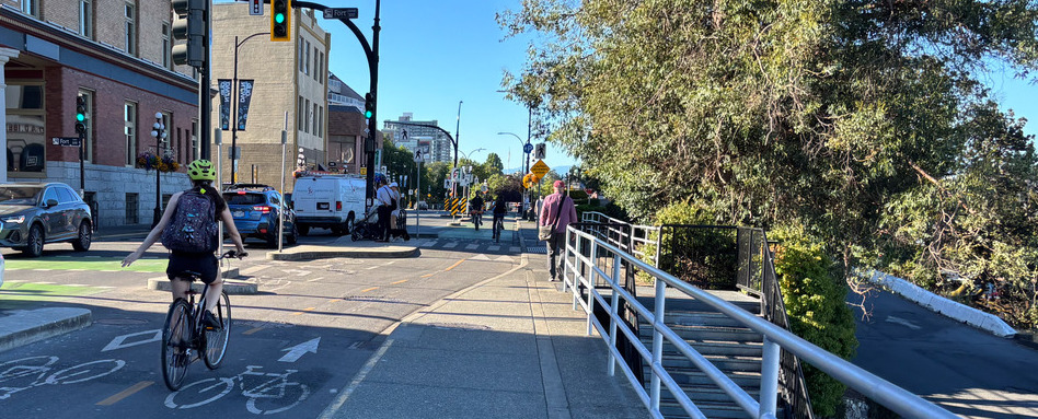 BC_Story_Blindsquare_Galloping-Goose-Regional-Trail-2_Web_StorySupport_Images_948x383 | Sentier Transcanadien people walking on a roadside trail with trees and blue sky