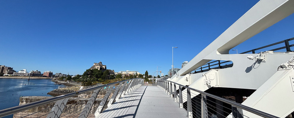 BC_Story_Blindsquare_Galloping-Goose-Regional-Trail-3_Web_StorySupport_Images_948x383 | Sentier Transcanadien boardwalk with blue sky
