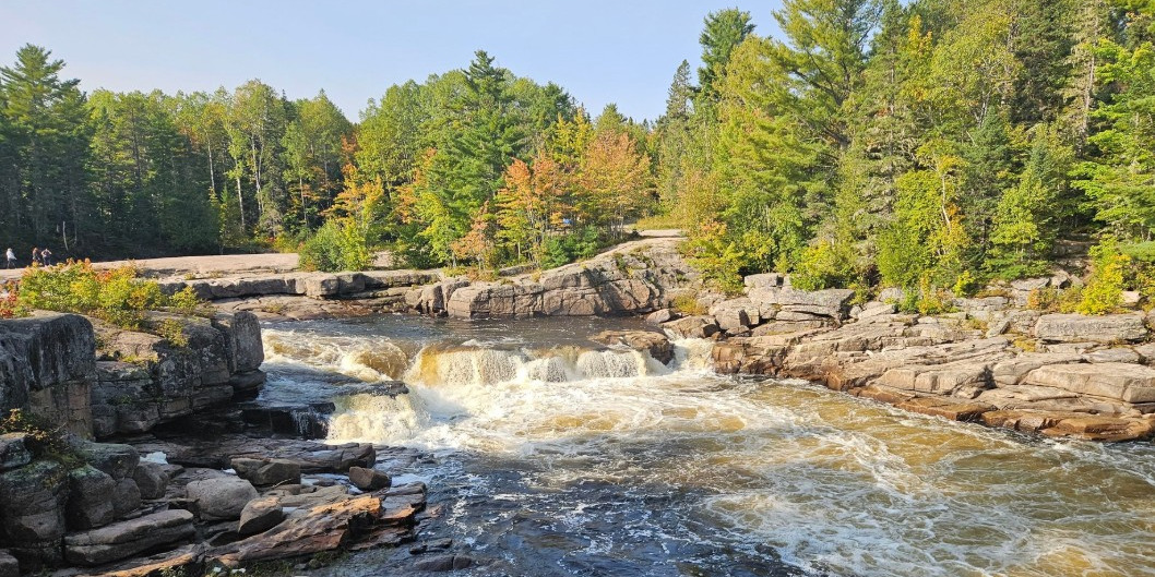 00_Feature image_NB_CCredit Sentier Nepisiguit Migmaq Trail Association | Sentier Transcanadien white water river from above with fall foliage behind