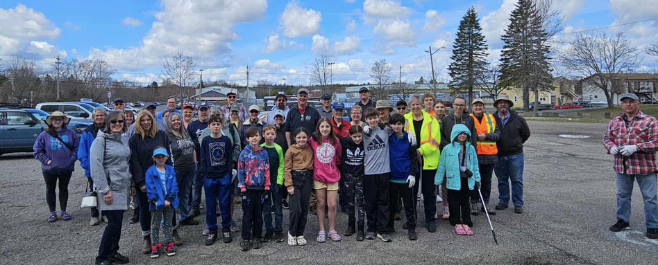 02Web Story_Trail Care_support image_credit_Municipality of St Stephen | Sentier Transcanadien children posing for a photo smiling outdoors on a cloudy day