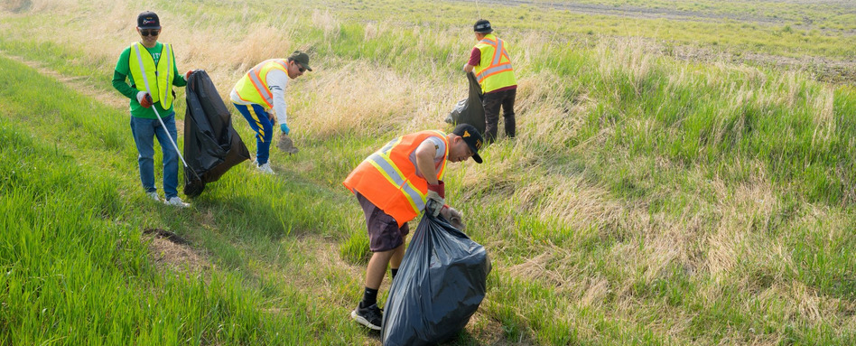 03Web story_Trail Care_cleanup_SF107907_support image_credit Town of Neepawa | Sentier Transcanadien people in hazard vests cleaning trash in a field
