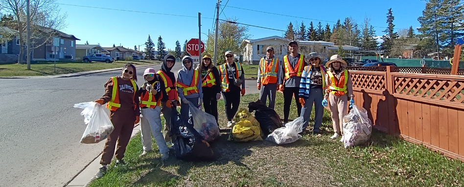 04Web Story_Trail Care_Cleanup_support image_credit City-of-Dawson-Creek | Sentier Transcanadien people in hazard vests posing with trash bags in field on a sunny day