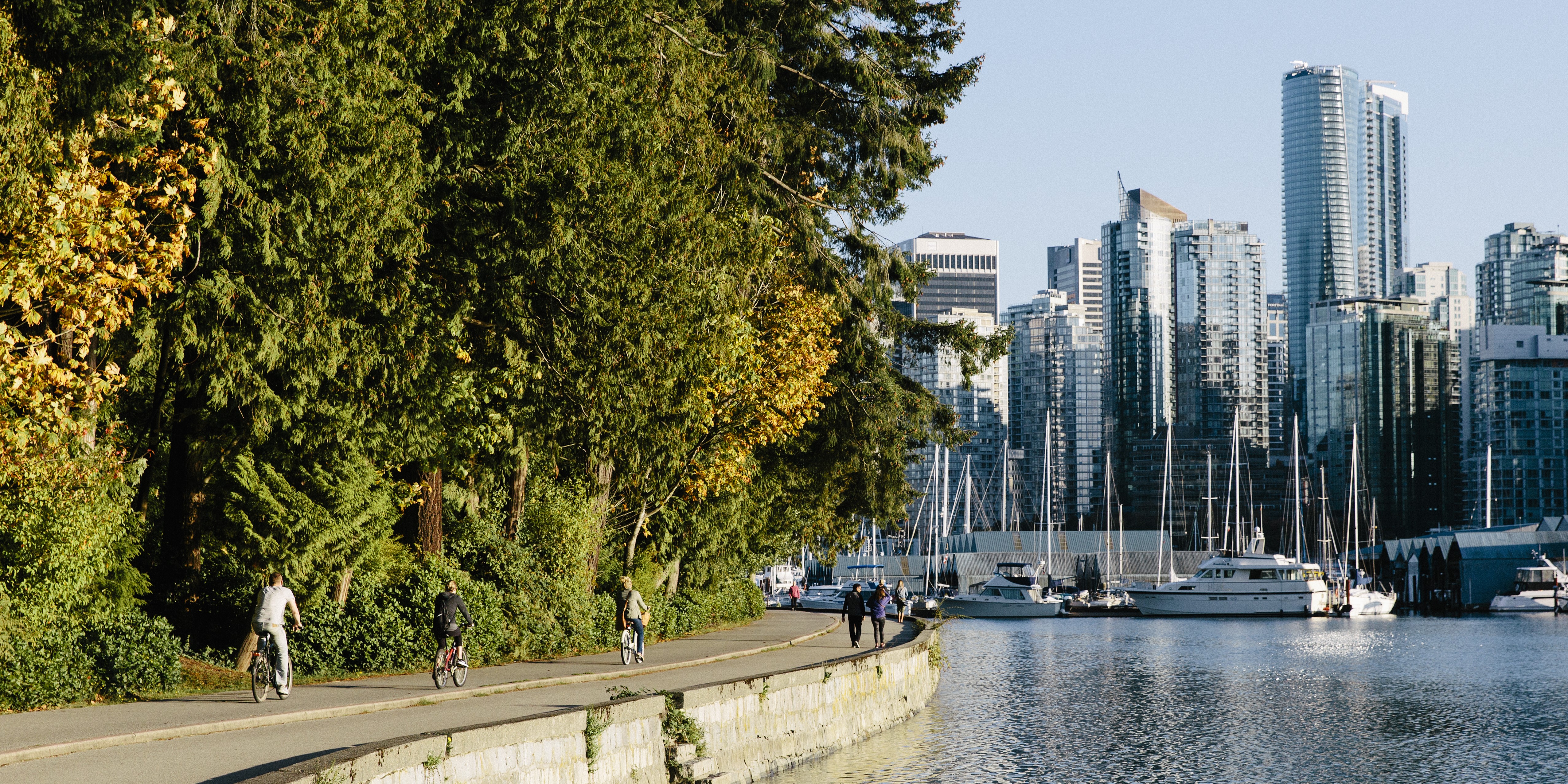 Cyclists and pedestrians riding around Stanley Park in Vancouver | Sentier Transcanadien Cyclists and pedestrians riding around Stanley Park in Vancouver.