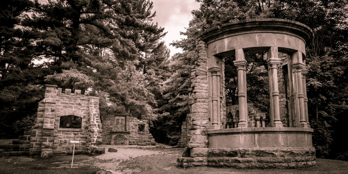Feature_Spooky Stories_The_Abbey_credit Shawn Kent | Sentier Transcanadien black and white photo of cylander structure in a forest