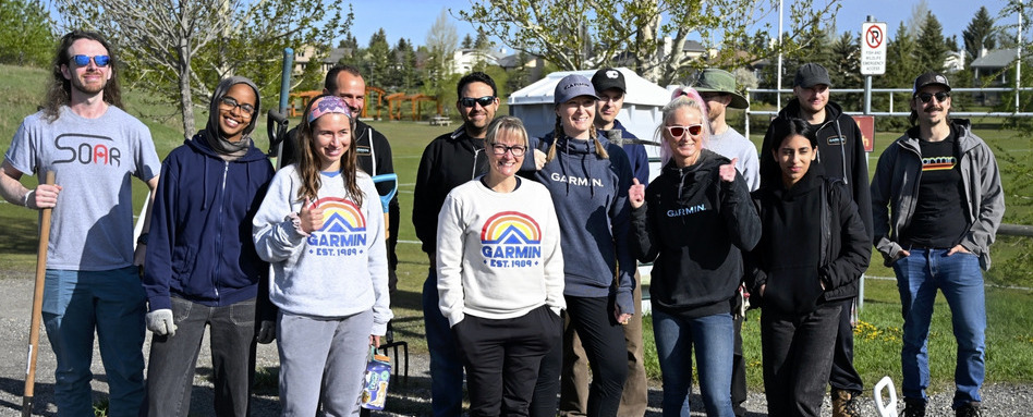 SF107127_Planting-for-Tomorow-Program-Cochrane-AB_Garmin-Volunteers-2_credit-Val-and-Don-Campbell_Web_StorySupport_Images_948x383 | Sentier Transcanadien group of people smiling on a sunny day in a field
