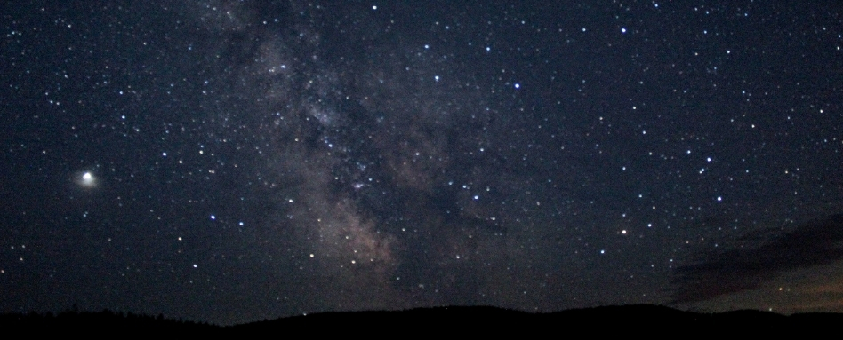 01Support image_Web story_AB_Look Up winter skies_Sylvia Dekker | Sentier Transcanadien starry evening with clouds and stars in sky