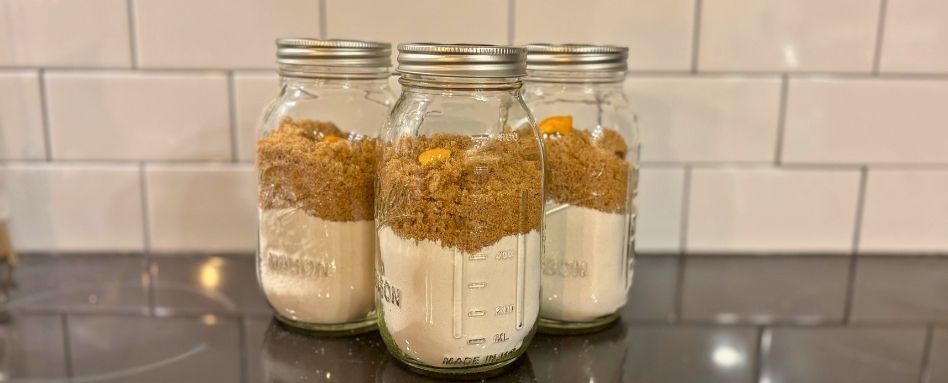 01Support image_cookie mix jarred_credit Amy Schwartz | Sentier Transcanadien cookie mix in a jar on the counter