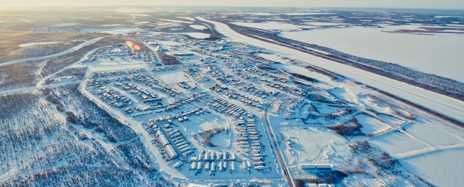 01Support images_NWT winter activities_Credit Destination Canada and NWTT_dont use outside of NWT promotion | Sentier Transcanadien birdseye of a town covered in snow