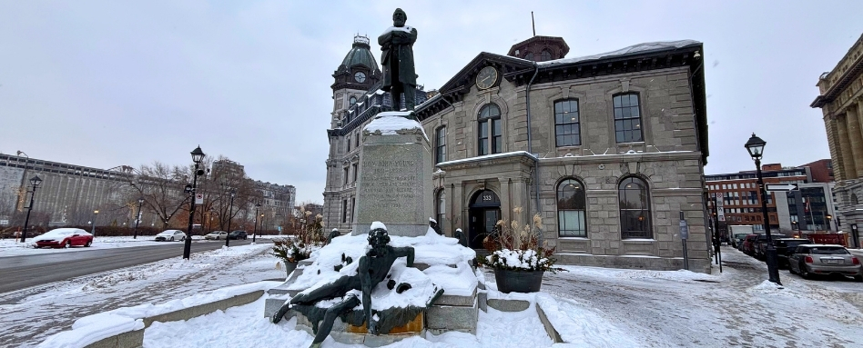 04Support image_00Feature_Web story_Trail profile_Ville de Montreal-Old Montreal_credit Amy Schwartz | Sentier Transcanadien snowy historic buildings and statues on a cloudy day
