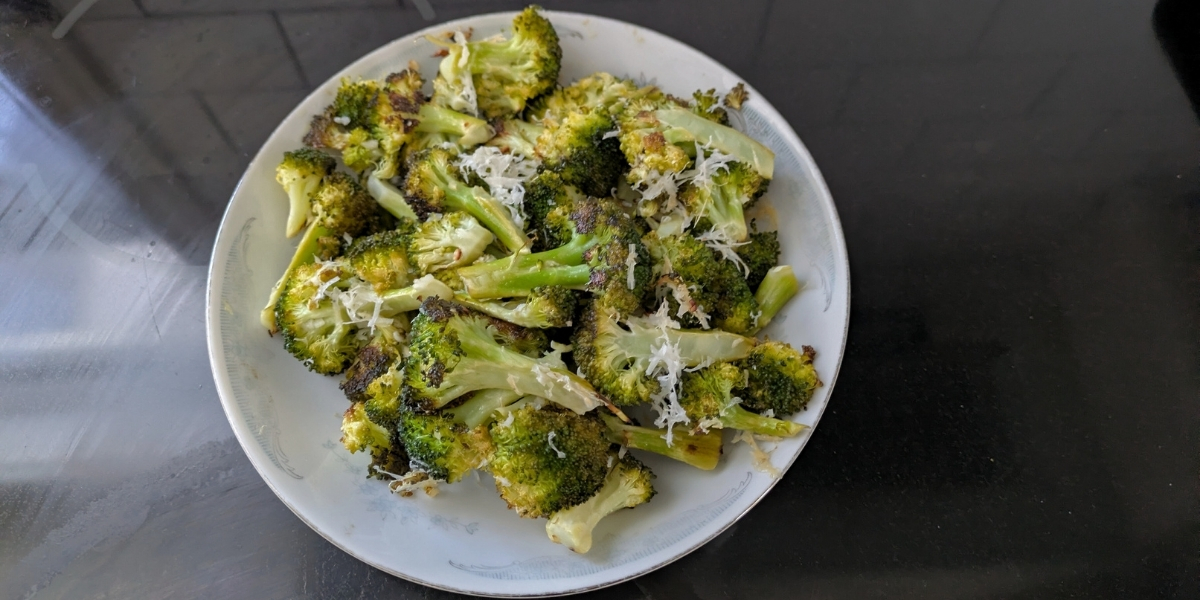 00Feature Image_Roasted brocolli | Sentier Transcanadien A bowl of roasted broccoli