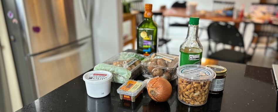 02Support image_Mushroom soup food series_credit Amy Schwartz | Sentier Transcanadien mushrooms onion and olive oil on counter