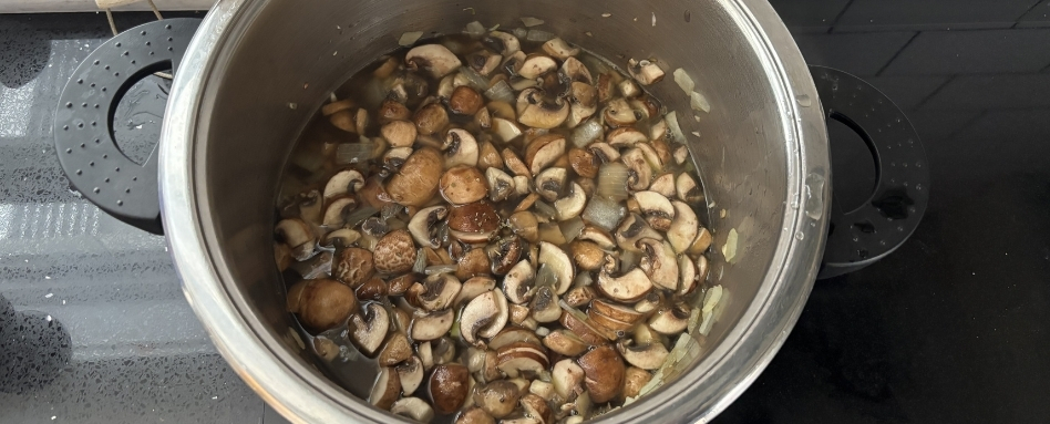 03Support image_Mushroom soup food series_credit Amy Schwartz | Sentier Transcanadien mushrooms in a bowl