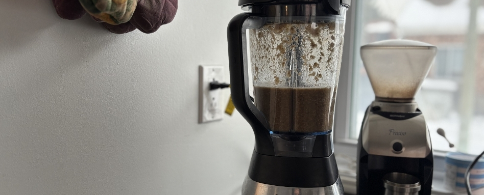 04Support image_Mushroom soup food series_credit Amy Schwartz | Sentier Transcanadien blender with mushrooms inside