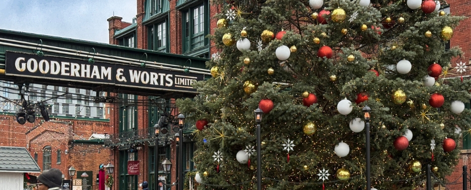 ON_Web story_Martin Goodman Trail_credit Christopher Rudder_Distillery District | Sentier Transcanadien A sign reading Gooderham & Worts with a Christmas tree next to it
