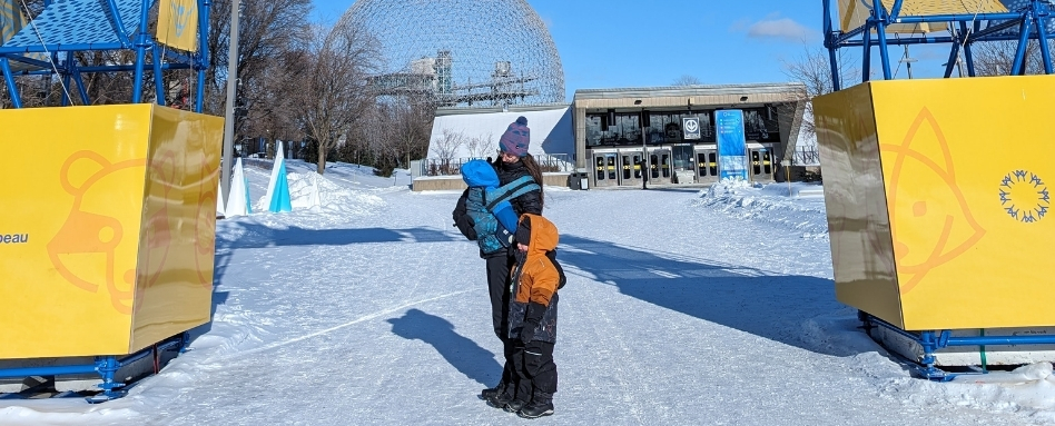 01Support image_Patinage web story_Parc Jean Drapeau_credit Naomie Veillette | Sentier Transcanadien woman and children in snow gear on a snowy skating trail on a sunny day