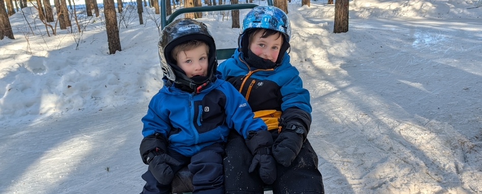 02Support images_Patinage web story_credit Naomie Veillette | Sentier Transcanadien two boys in snow gear posing for a photo