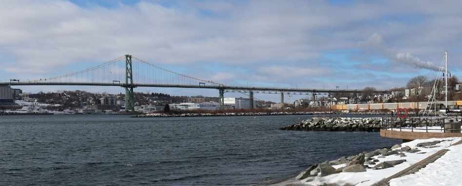 02Support image_HRM web story_Dartmouth Harbourfront Trail cityscape views_credit Cathy Donaldson | Sentier Transcanadien long bridge over water on snowy day