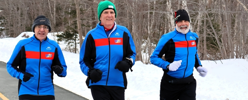 04Support image_HRM web story_Chain of Lakes greenway runners_credit Cathy Donaldson | Sentier Transcanadien people running as a group on a snowy forest trail