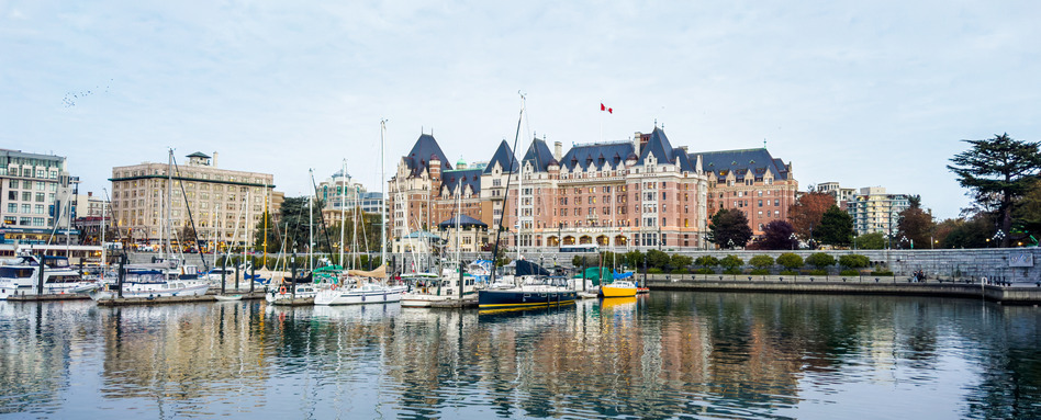 BC - City of Victoria - November 2022 | Sentier Transcanadien large victorian hotel waterfront in boat harbour
