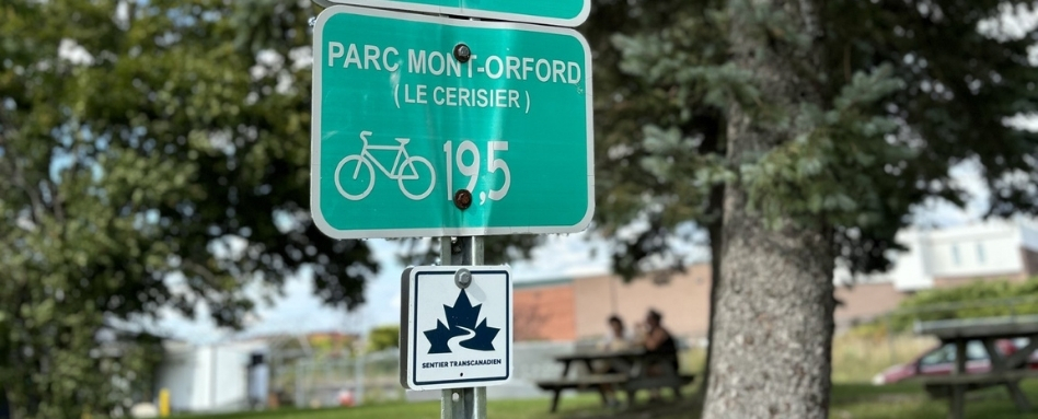 02Support image_Véloroute gourmande_credit Amy Schwartz | Sentier Transcanadien trail signage of trans canada trail
