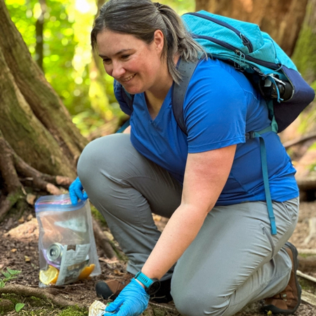 04Support image_square_Leave No Trace_credit Taryn Eyton | Sentier Transcanadien person picking up trash