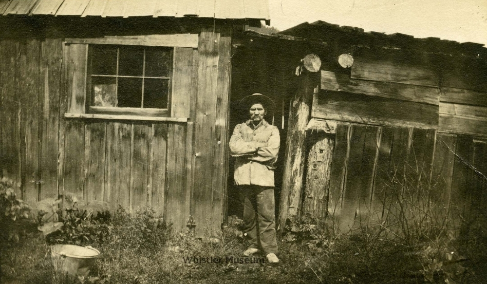 05Support image_Whistler story_John Millar outside his cabin_credit Whistler Museum-¨hillip Collection | Sentier Transcanadien