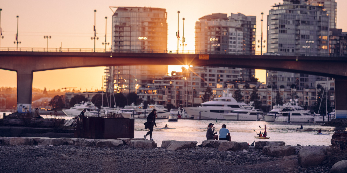 00Feature image_Everyone Outdoors Together_credit Destination Vancouver-Nelson Mouellic | Sentier Transcanadien skyline view of a harbor with condo towers at sunset