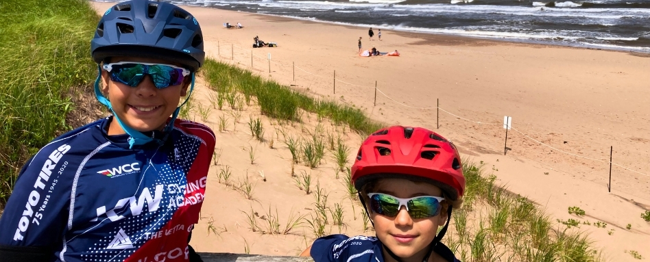 02Support image_Web story_Pat Lee_credit Alex Genest | Sentier Transcanadien selfie of mother and son in front of sandy beach