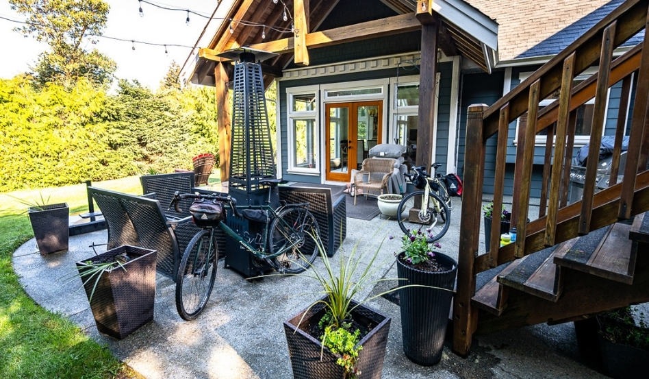 03Support image_Leigh McAdam bikepacking_ Shawnigan Lake BB_credit Leigh McAdam | Sentier Transcanadien cafe with bikes parked out front
