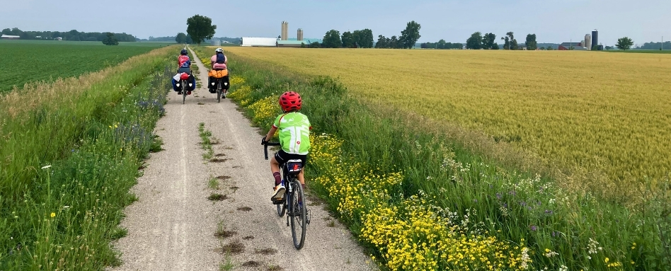 03Support image_Web story_Pat Lee_credit Alex Genest | Sentier Transcanadien family cycling through large field