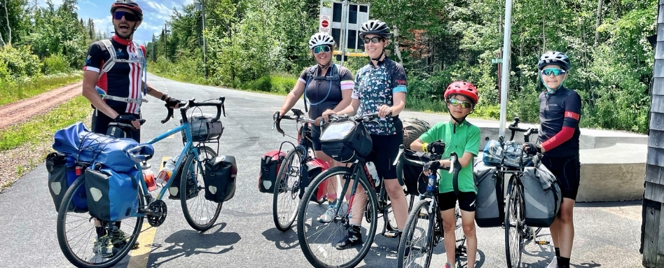 04Support image_Web story_Pat Lee_credit Pat Lee | Sentier Transcanadien photo of family on bikes posing with biking gear