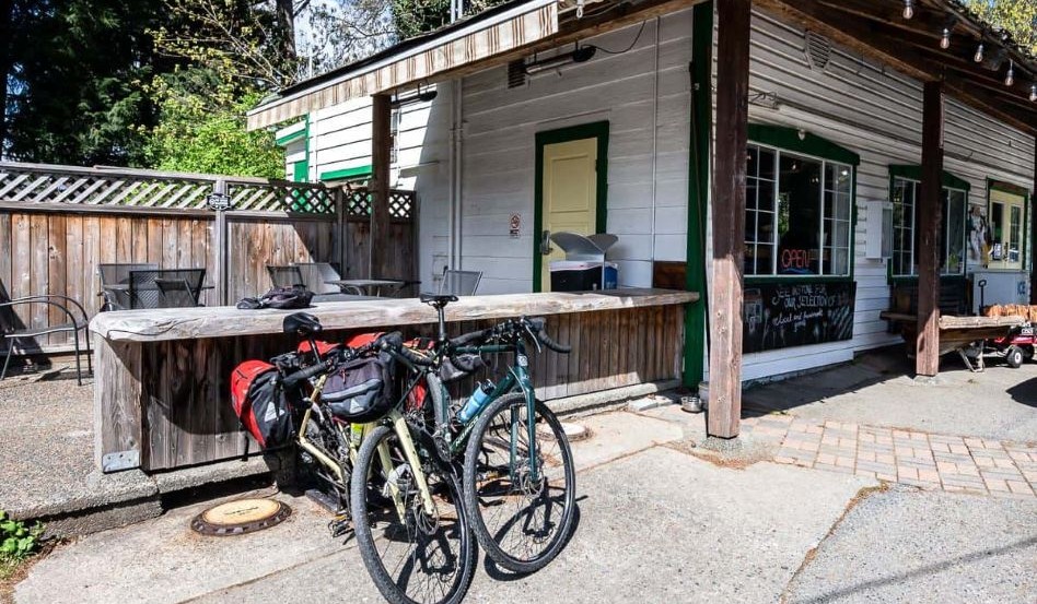 05Support image_Leigh McAdam bikepacking_Glenora Store Cafe is-a great place for lunch_resized | Sentier Transcanadien large outdoor of cafe with bikes parked outfront